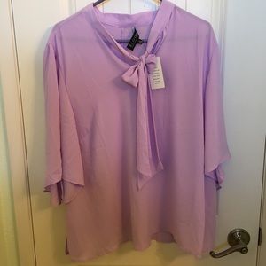 Sheer georgette bluse with v-neck and tie detail.